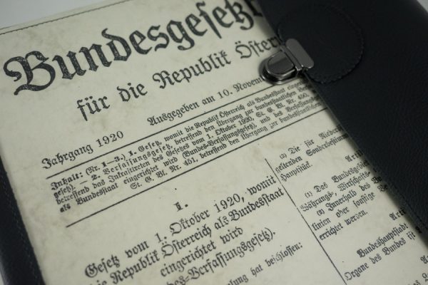 Aktentasche aus einer Kopfie des Bundesverfassungsgesetzblattes aus dem Jahr 1920