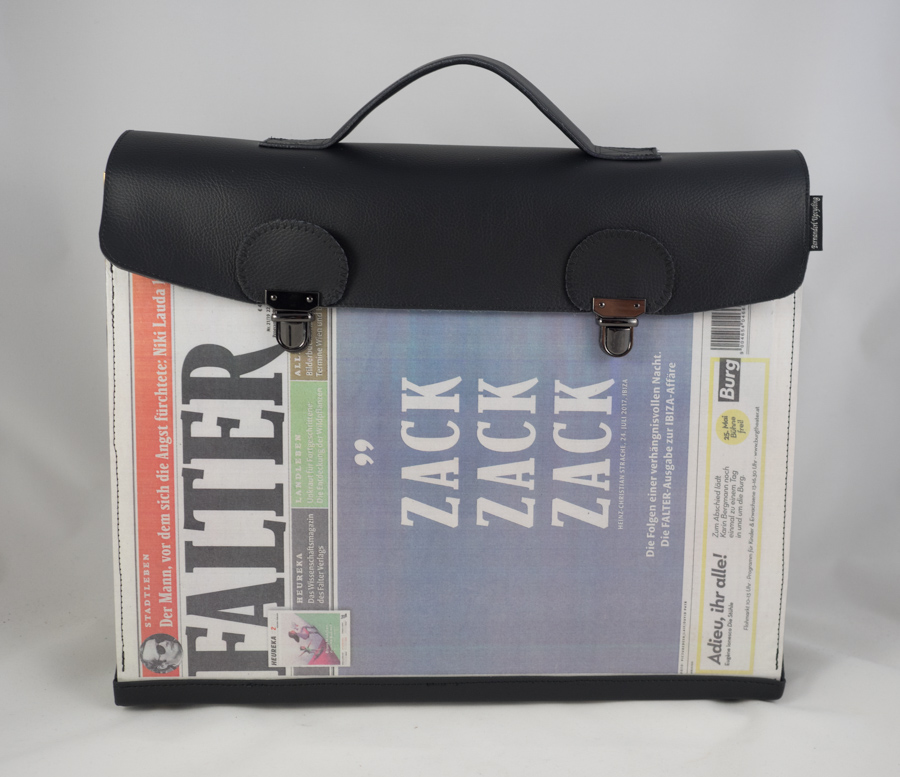 Aktentasche aus der Zeitung FALTER mit dem Titelblatt "ZACK-ZACK-ZACK"