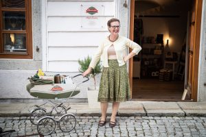 Die Designerin Bernadette Hartl vor ihrem Taschen-Atelier