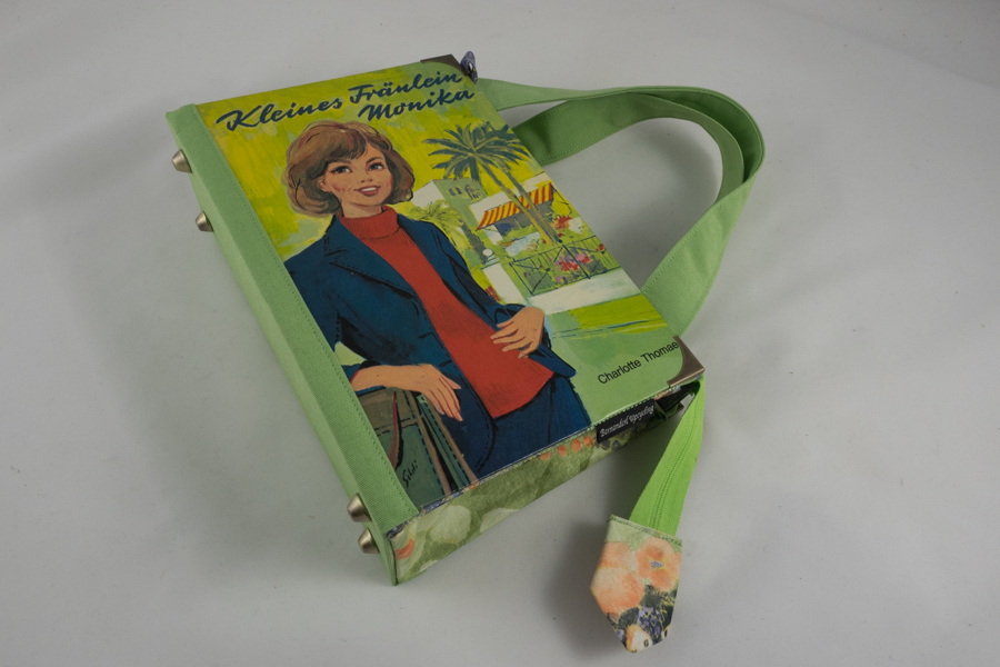 Tasche aus dem Buch "Kleines Fräulein Monika"