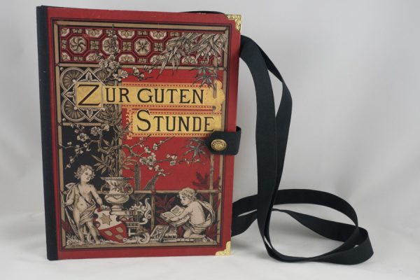 Sehr edle und auch große Tasche aus dem Buch "Zur guten Stunde" reichlich verziert, auch mit Goldprägungen