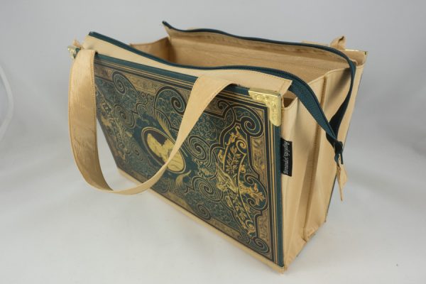 Handgefertigte Tasche aus einem Buch von Heine