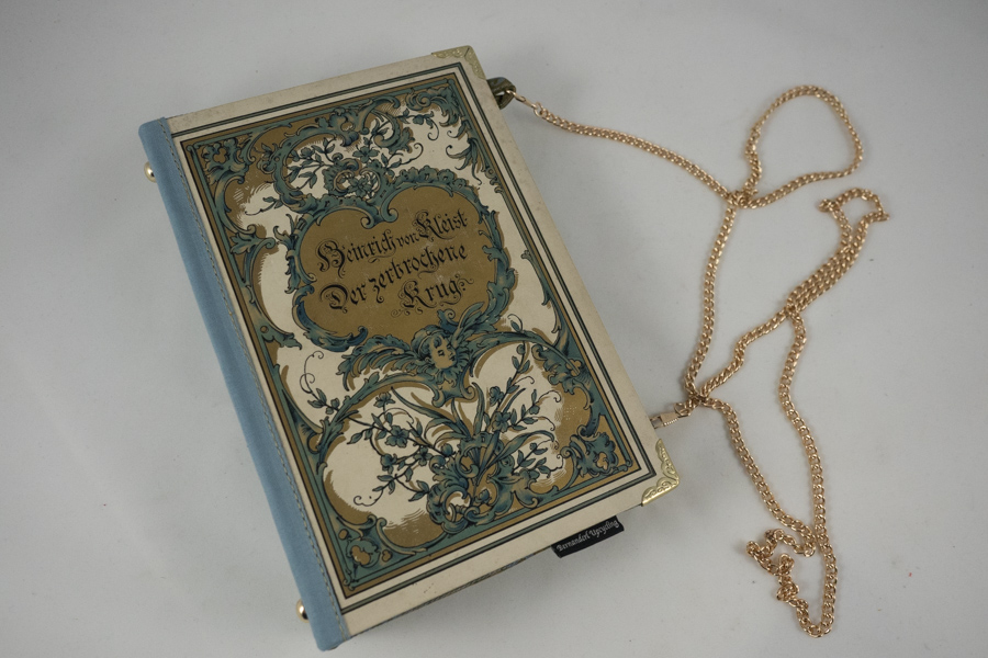 Tasche aus dem Buch "Der zerbrochene Krug" von Heinrich Kleist
