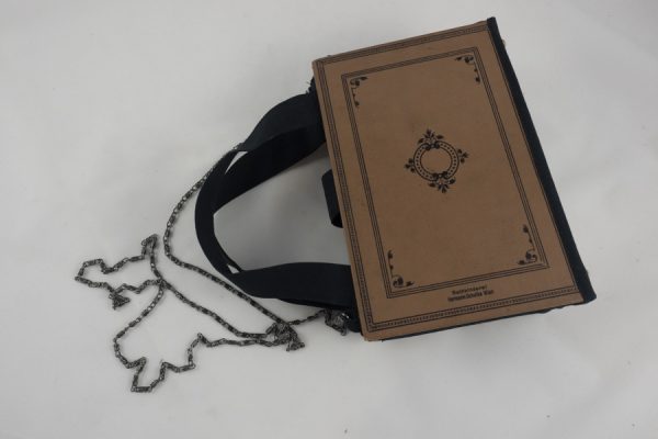 Tasche aus dem Buch "Aus da Hoamat" in Braun passend zum Dirndl