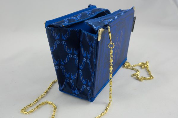 Tasche aus einem Schiller-Band in blitzblau kombiniert mit einer dazupassenden Krawatte
