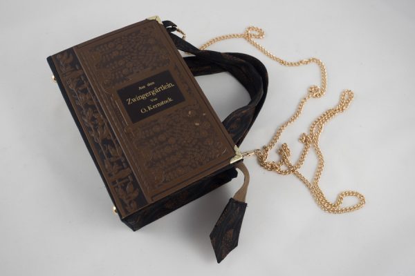 Tasche aus dem Buch "Zwingergärtlein" von Kernstock in Braun kombiniert mit einer passenden Krawatte