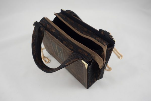 Tasche aus dem Buch "Zwingergärtlein" von Kernstock in Braun kombiniert mit einer passenden Krawatte