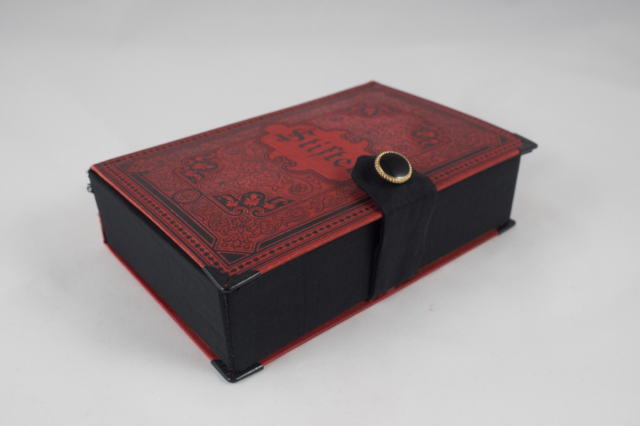 rote Clutch aus einem Buch von Stifter mit Magnetlaschenverschluss
