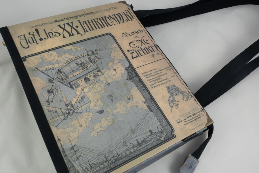 Tasche aus einem Notenblatt des Walzers "Auf ins XX. Jahrhundert" vom Jahr 1900