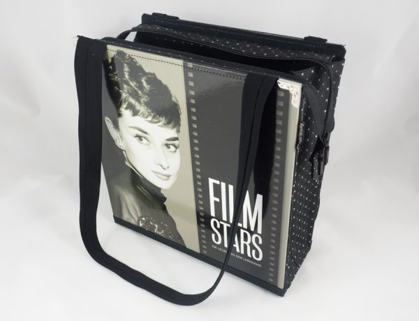 Tasche aus einem Bildband der Filmstars in schwarz kombiniert mit einer schwarzen Krawatten