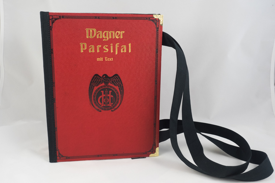 Tasche aus einem Notenbuch von Wagners Parsifal in rot kombiniert mit schwarz
