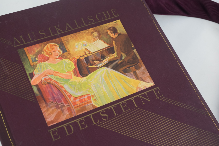 Tasche aus einem Notenbuch "Musikalische Edelsteine" in Weinrot kombiniert mit einer weinroten Krawatte