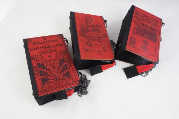 Taschen aus Bänden von "Bibliothek der Unterhaltung und des Wissens" in rot kombiniert mit Schwarz