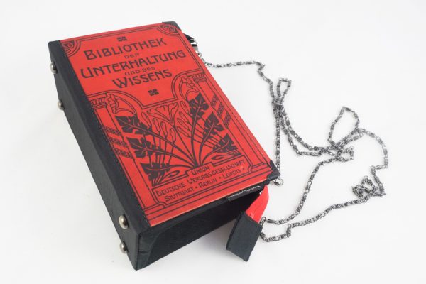 Tasche aus einem Band der Serie "Bibliothek der Unterhaltung und des Wissens" in rot kombiniert mit Schwarz