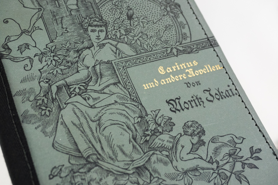 Tasche aus einem Buch von Moritz Jokai kombiniert mit einer schwarzen Krawatte