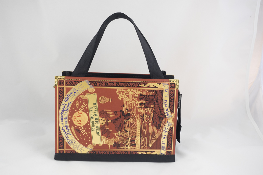 Tasche aus einem Reiseroman von Julius Verne "2000 Meilen unter den Meeren" kombiniert mit schwarzem Stoff mit Trennfach und Innentäschchen
