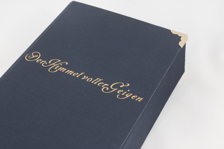 Clutch aus einem Buch, dunkelblau, Der Himmel voller Geigen