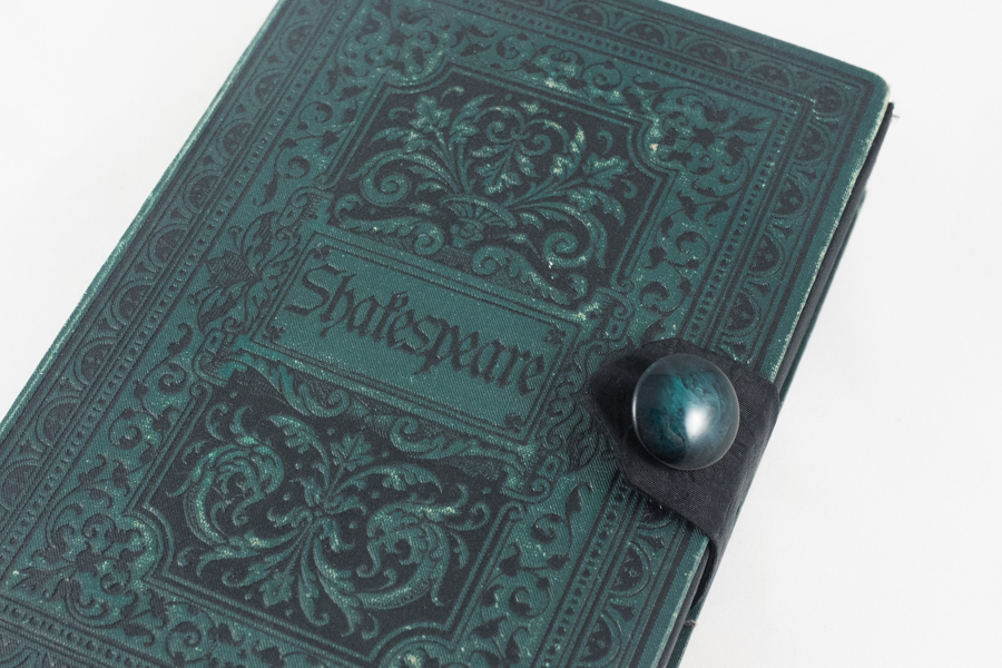 Clutch aus einem Buch von Shakespeare, dunkelgrün