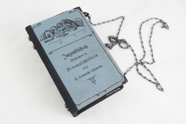Tasche aus einem kleinen Büchlein der Serie "Jugendschatz", Ausgabe "Himmelschlüsseln", himmelblau kombiniert mit schwarzem Stoff und Metallteile