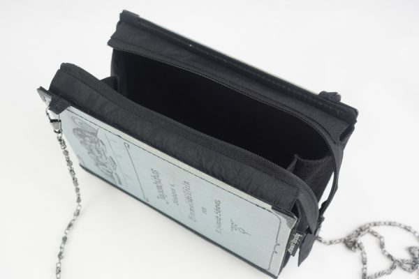 Tasche aus einem kleinen Büchlein der Serie "Jugendschatz", Ausgabe "Himmelschlüsseln", himmelblau kombiniert mit schwarzem Stoff und Metallteile