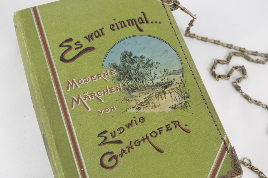 Dirndltasche/Cluth aus einem Buch von Ludwig Ganghofer "Es war einmal ... - moderne Märchen" in grün kombiniert mit einer braun/grünen Krawatte