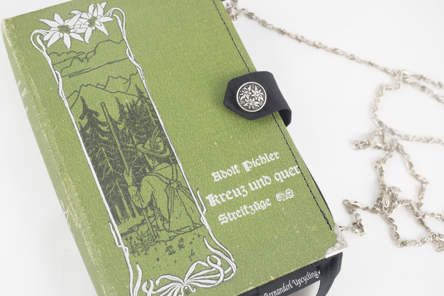 Dirndltasche/Clutch aus einem Buch von Adolf Pichler "Kreuz und Quer" kombiniert mit einer schwarzen Krawatte und Edelweißknopf