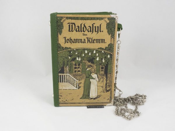 Buchhandtasche passend zum Dirndl aus einem Buch von Johanna Klemm "Waldasyl" kombiniert mit einer grünen Krawatte