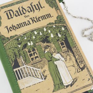 Buchhandtasche passend zum Dirndl aus einem Buch von Johanna Klemm "Waldasyl" kombiniert mit einer grünen Krawatte