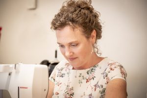 Bernadette Hartl an der Nähmaschine