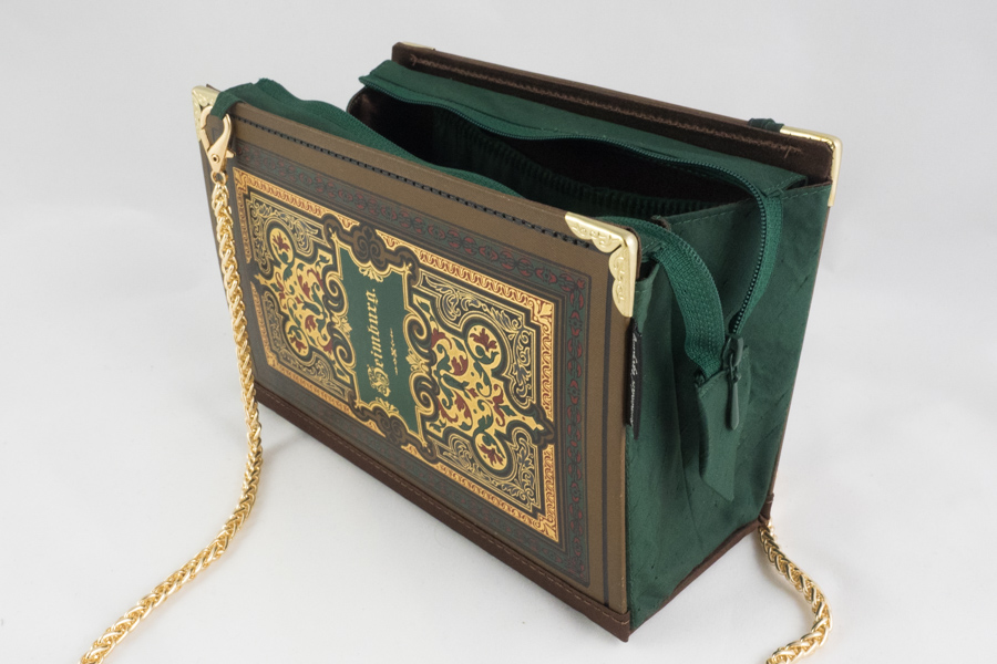 Tasche aus einem Buch von Heimburg in braun/grün/rot, kombiniert mit einer grünen Krawatte und braunem Stoff