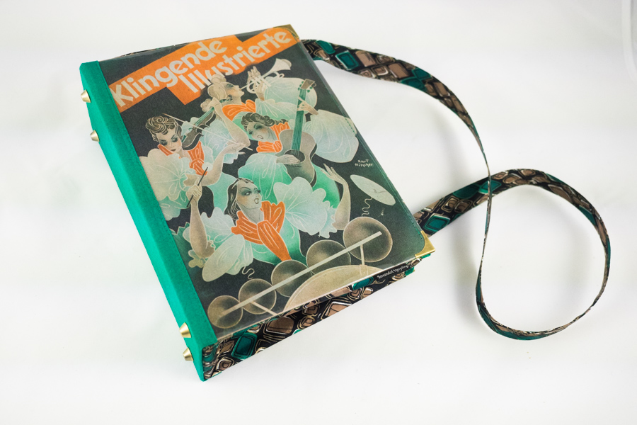 Tasche aus einem Notenheft "Klingende Illustrierte" in grün kombiniert mit einer Krawatte in ähnlichen Farben