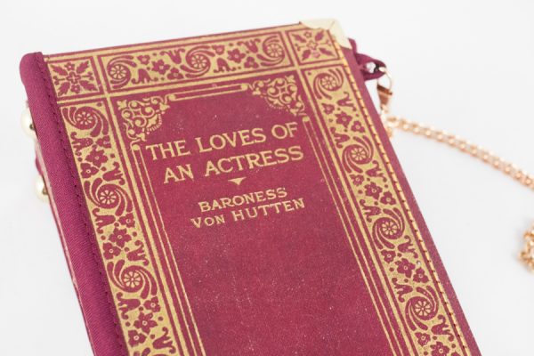 Tasche aus einem Buch "The Loves of an Actress", rot mit Goldaufdruck
