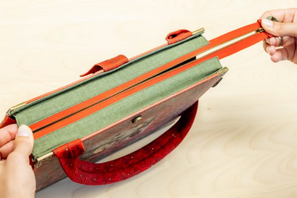 Tasche aus einem Buch "Das Kränzchen" grün/rot kombiniert mit einer grü/roten Trachtenkrawatte