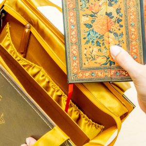 Tasche aus einem Notenbuch von Mozart "Don Juan" im Ledereinband kombiniert mit goldenem Satinstoff