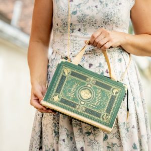 Tasche aus einem Buch "Brehms Thierleben" in grün kombiniert mit beigem Taftstoff