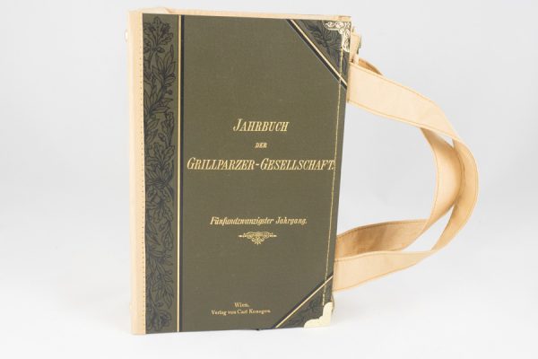 Tasche aus einem Jahrbuch der Grillparzer Gesellschaft
