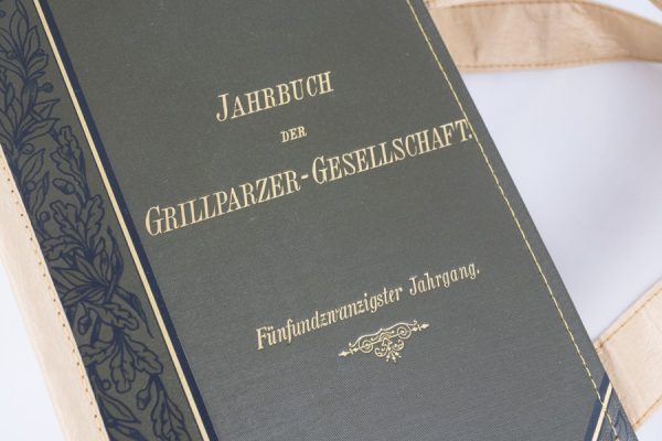 Tasche aus einem Jahrbuch der Grillparzer Gesellschaft