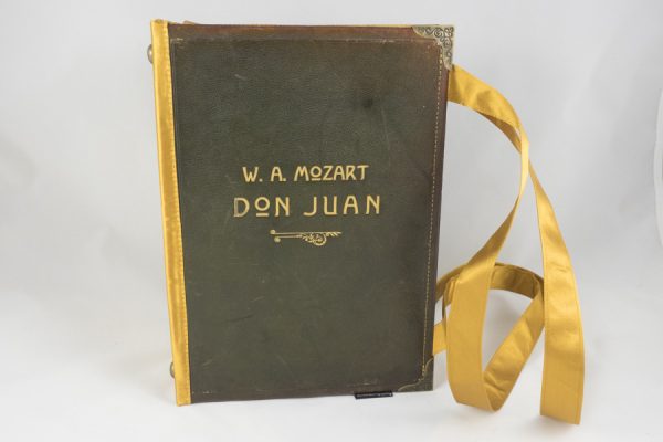 Taschen aus einem Notenbuch von Mozarts "Don Juan"