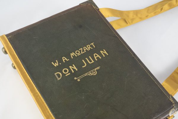 Taschen aus einem Notenbuch von Mozarts "Don Juan"