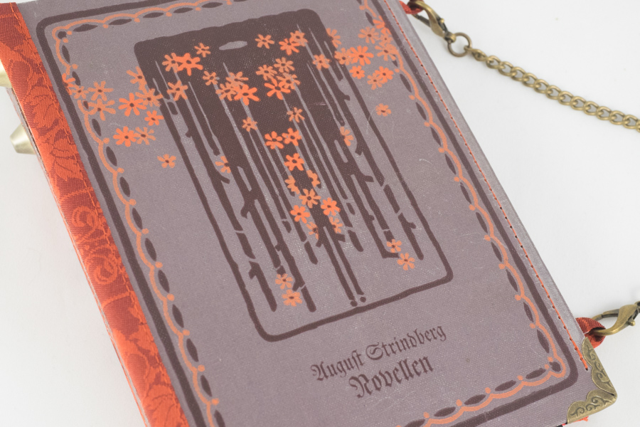 Tasche aus einem Buch "Novellen" von Strindberg in violett kombiniert mit orange/violettem Trachtenstoff