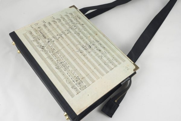 Tasche aus der Partitur Mozarts "In diesen heiligen Hallen" aus der Zauberflöte