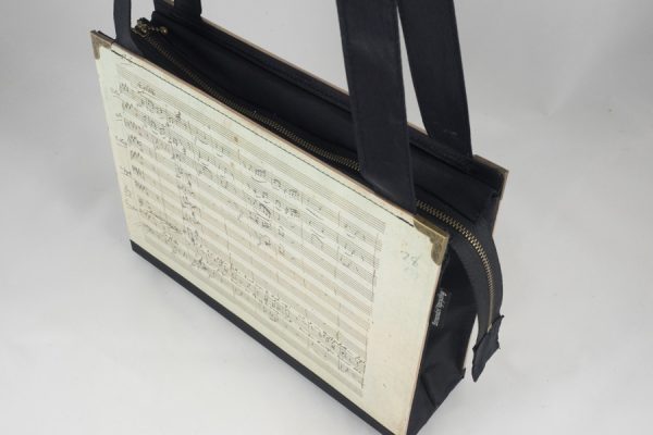 Tasche aus der Partitur Mozarts "In diesen heiligen Hallen" aus der Zauberflöte