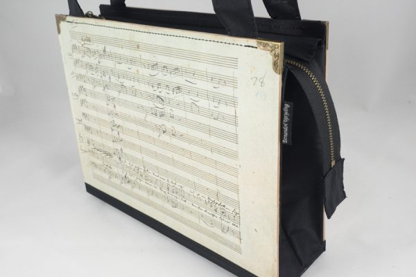 Tasche aus der Partitur Mozarts "In diesen heiligen Hallen" aus der Zauberflöte