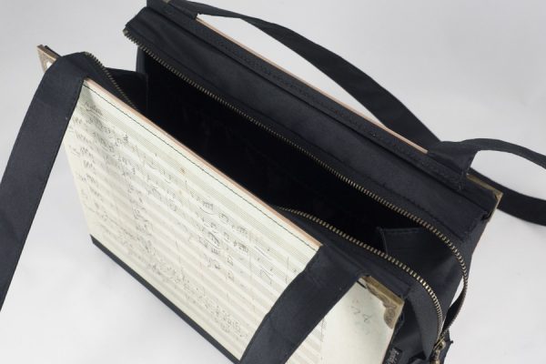 Tasche aus der Partitur Mozarts "In diesen heiligen Hallen" aus der Zauberflöte