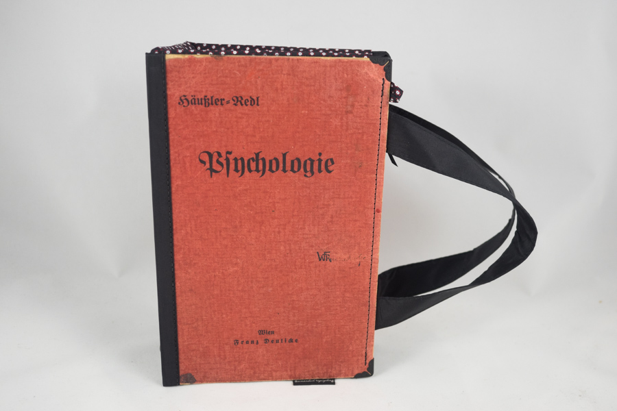 Tasche aus einem Psychologie Lehrbuch, rot mit schwarz kombiniert