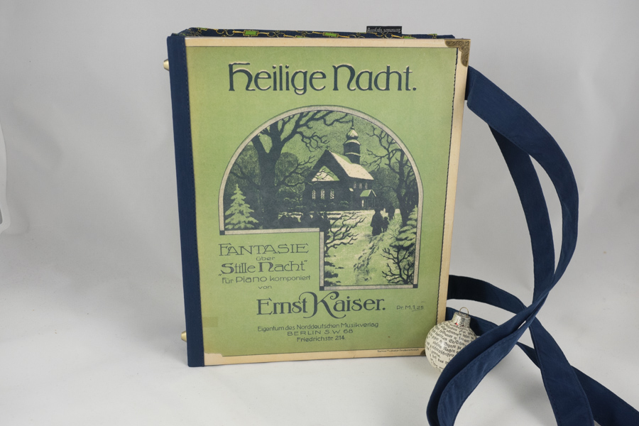 Tasche aus einem Notenblatt "Heilige Nacht" kombiniert mit einer dazulassenden Krawatte, Farben Hellgrün und Dunkelblau
