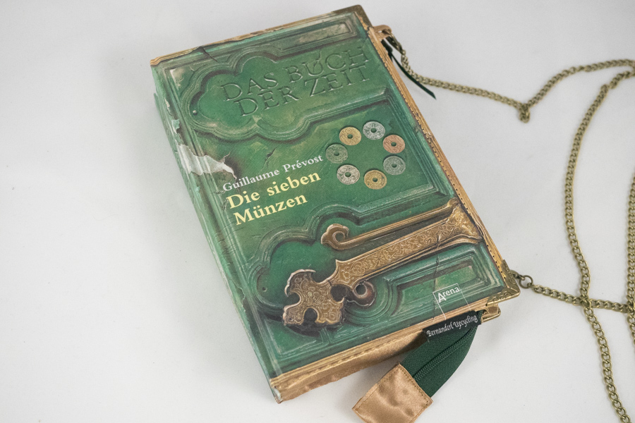 Tasche aus einem Buch "Das Buch der zeit" in grün kombiniert mit beidem Satinstoff