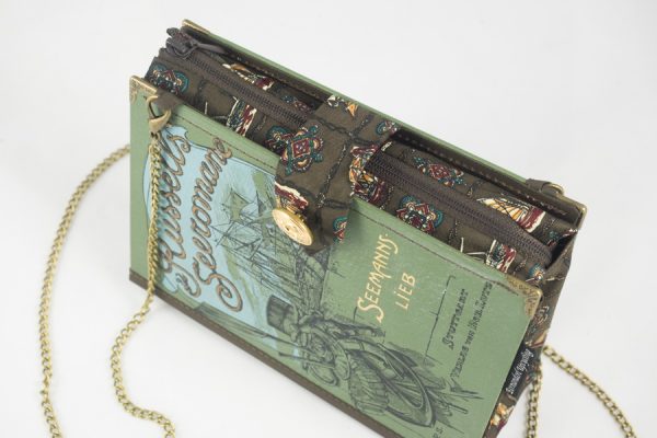 Tasche aus einem Seeroman "Seemannslieb" in grün kombiniert mit einer Segelbootkrawatte in braun, ein Ankernknopf ziert den Verschluss