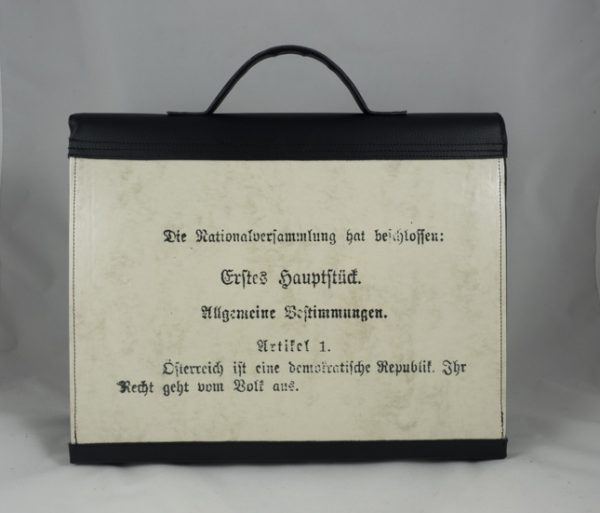 Aktentasche aus einem Faksimile der österreichischen Bundesverfassung kombiniert mit schwarzem Kunstleder