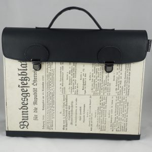 Aktentasche aus einem Faksimile der österreichischen Bundesverfassung kombiniert mit schwarzem Kunstleder